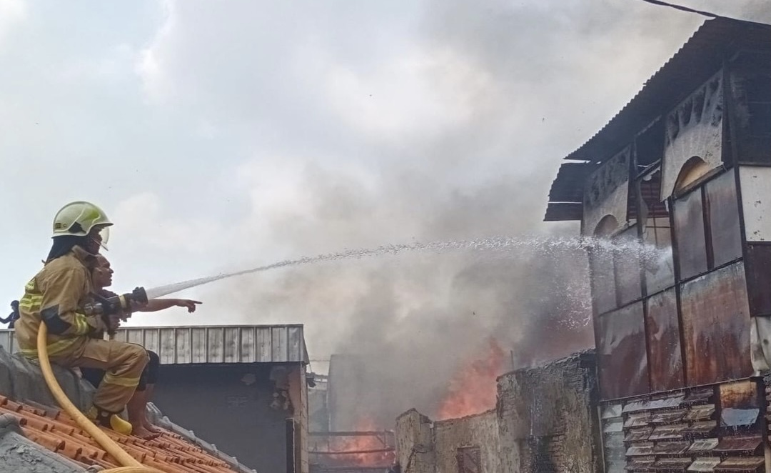 Konsleting Listrik, 5 Rumah di Senen Kebakaran