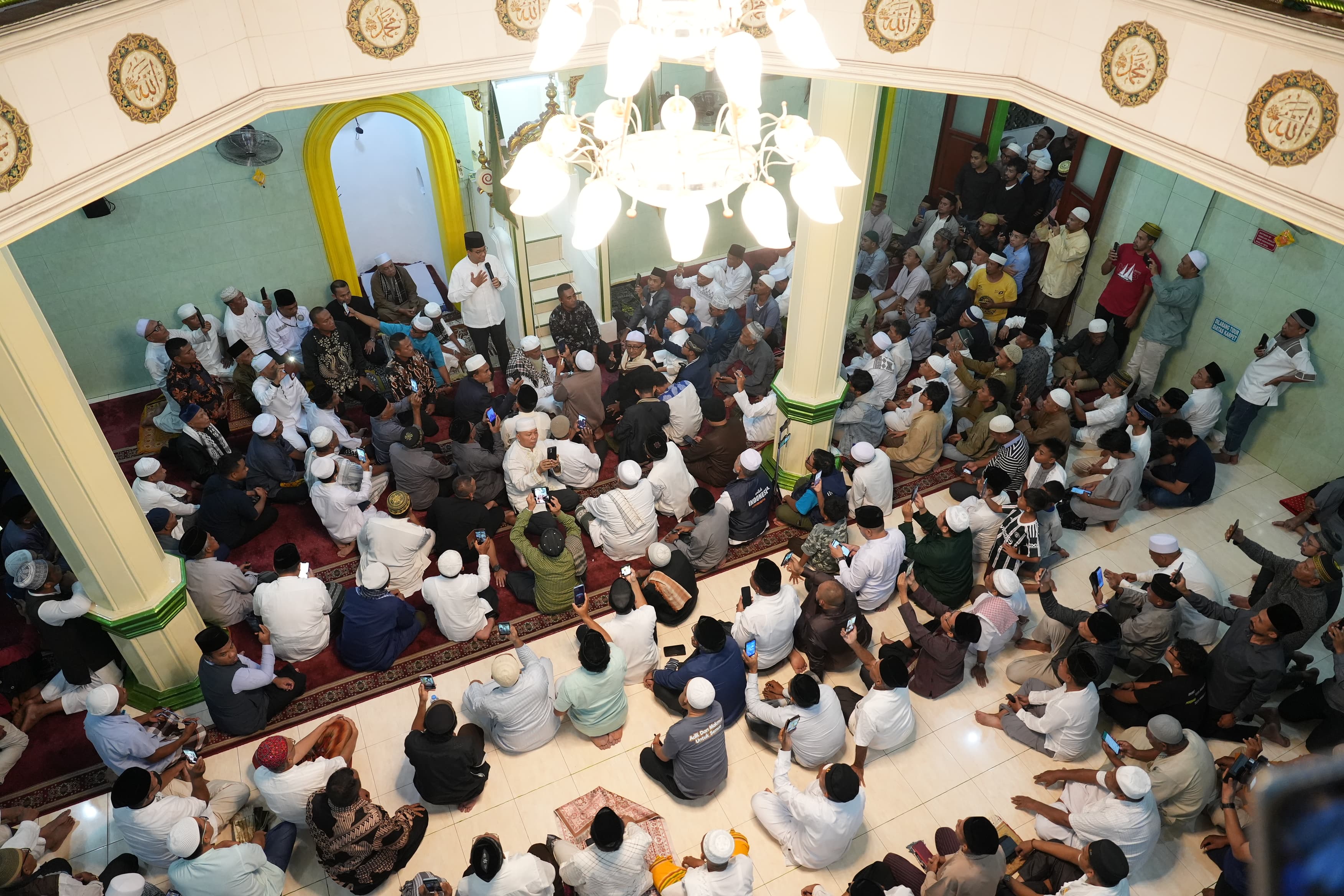 Laksanakan Salat Subuh di Masjid An-Nur Ambon, Anies Kagumi Antusiasme Warga