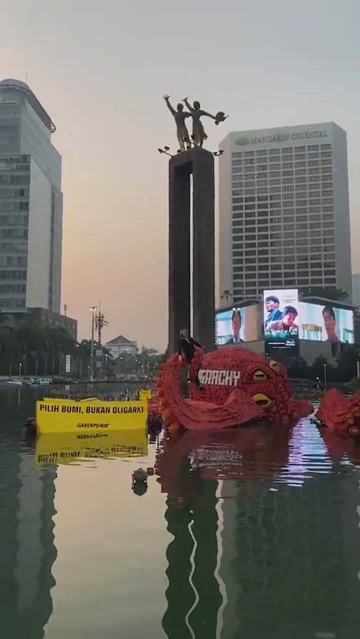 Aktivis Greenpeace Nekat Bikin Aksi di Kolam Bundaran HI, Sentil Bacapres dengan Monster Gurita Oligarki