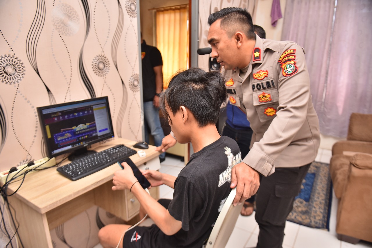 Polisi Buru Bos Besar Operator Judi Online di Kawasan Cengkareng Jakbar