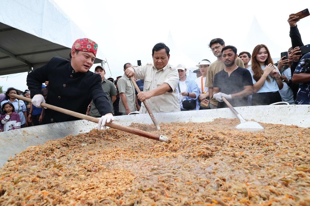 Momen Prabowo Blusukan Temui Warga Cilincing, Masak Besar hingga Dengarkan Keluhan Warga