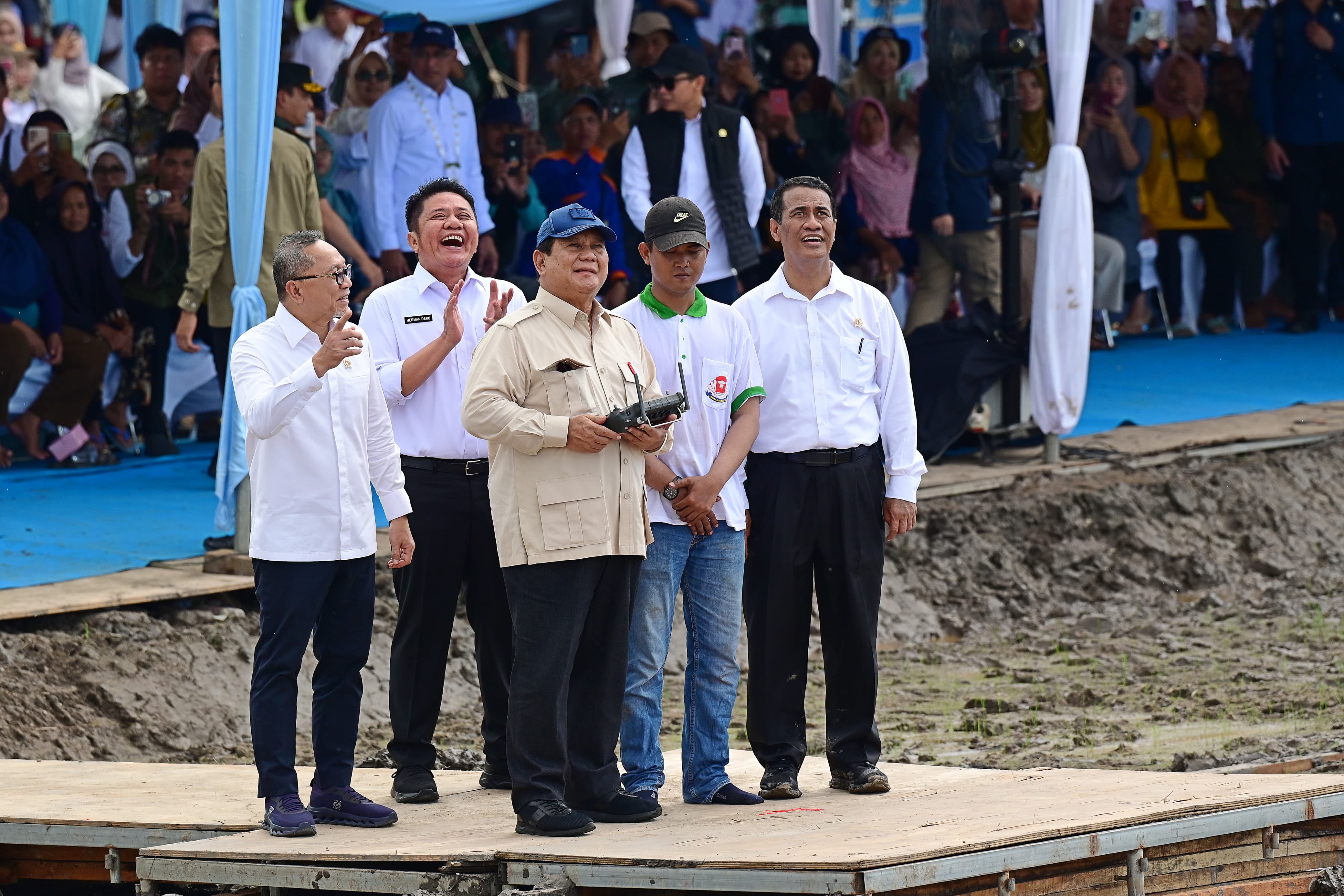 Presiden Prabowo Tebar Benih Padi Dengan Teknologi Drone Pertanian