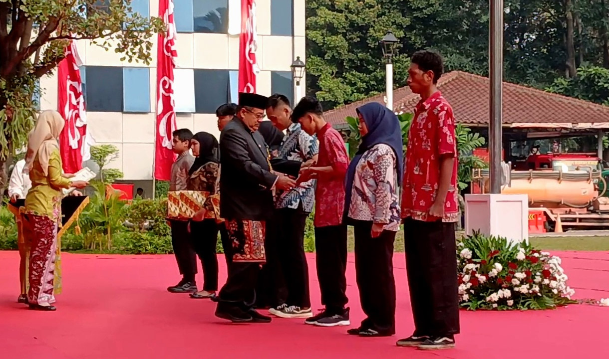 Pramono Serahkan 371 Ijazah yang Ditebus dari Sekolah Saat Upacara Hardiknas 2025