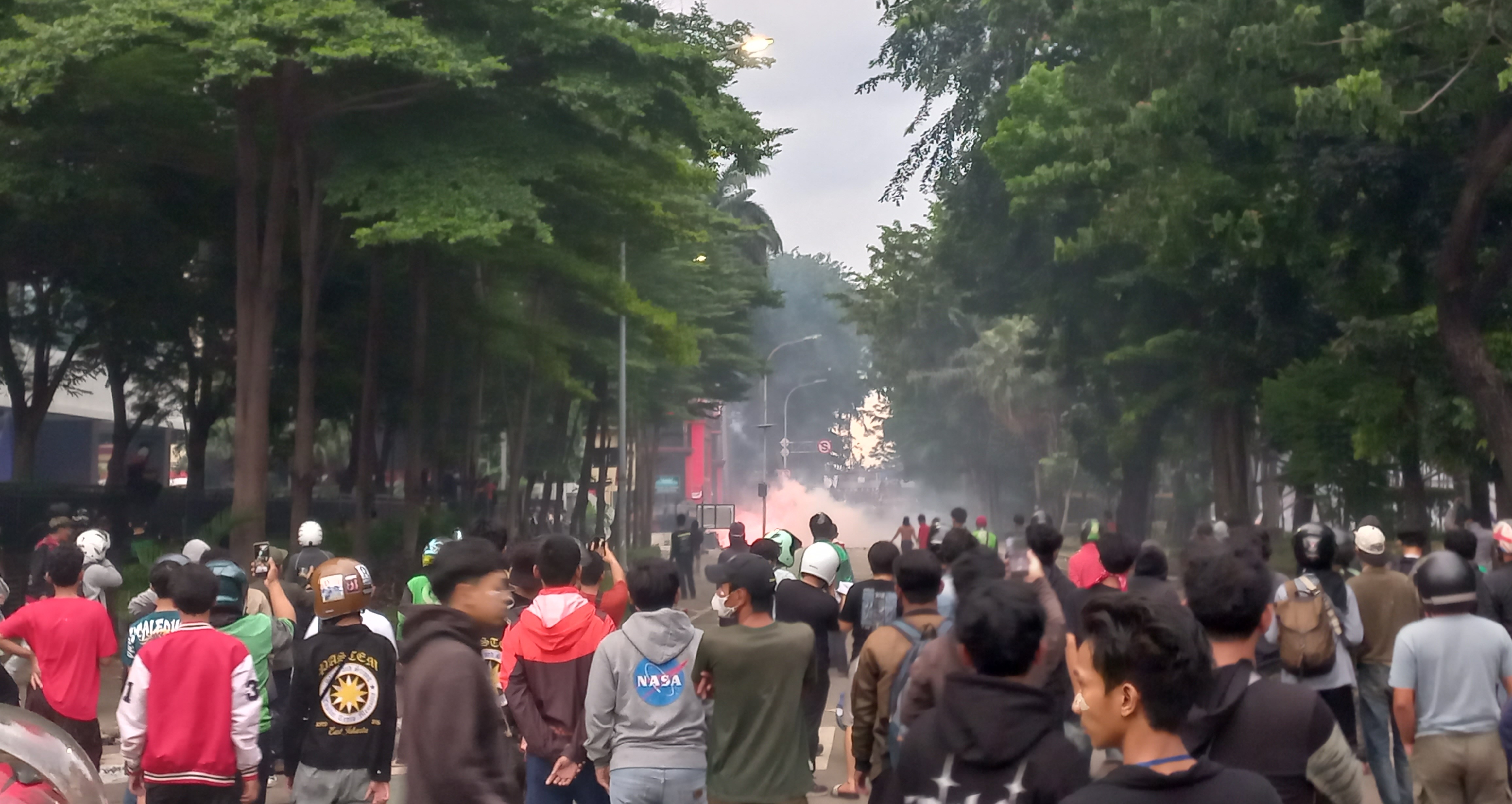 Kwitang Pecah, Gas Air Mata dan Suara Petasan Bersahutan: 'Starling Nggak Oleng'