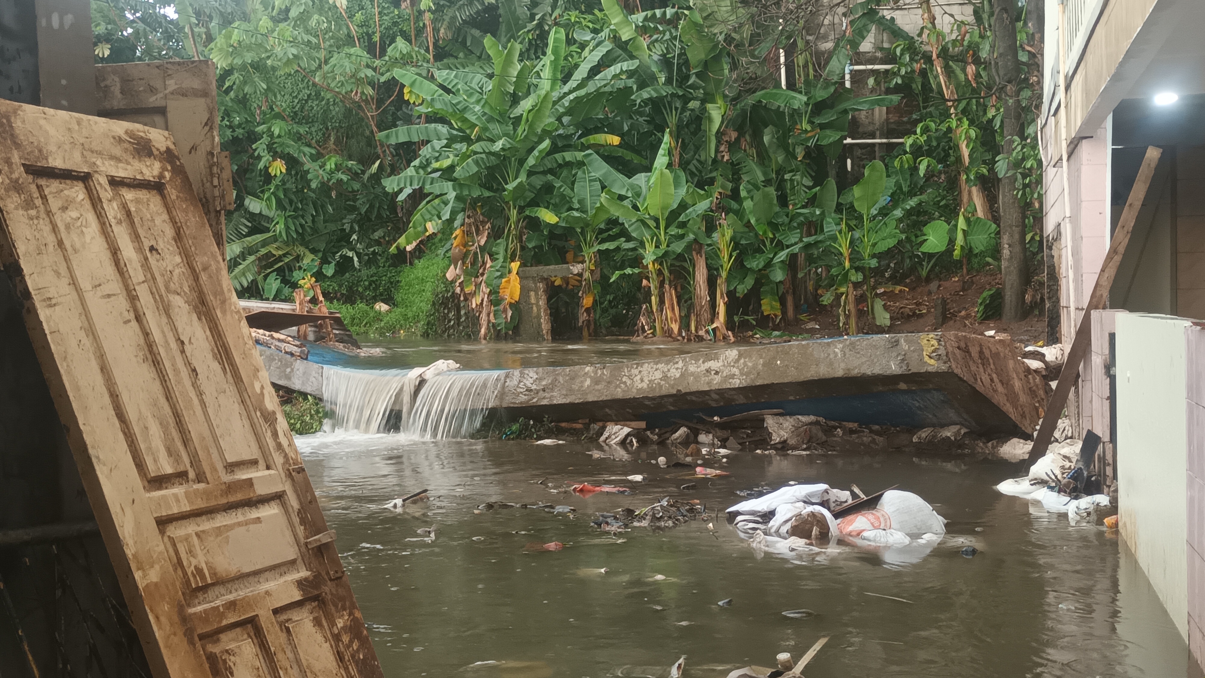 Tanggul 'Baswedan' Ambruk, Rumah dan Sekolah di Jati Padang Terendam Air