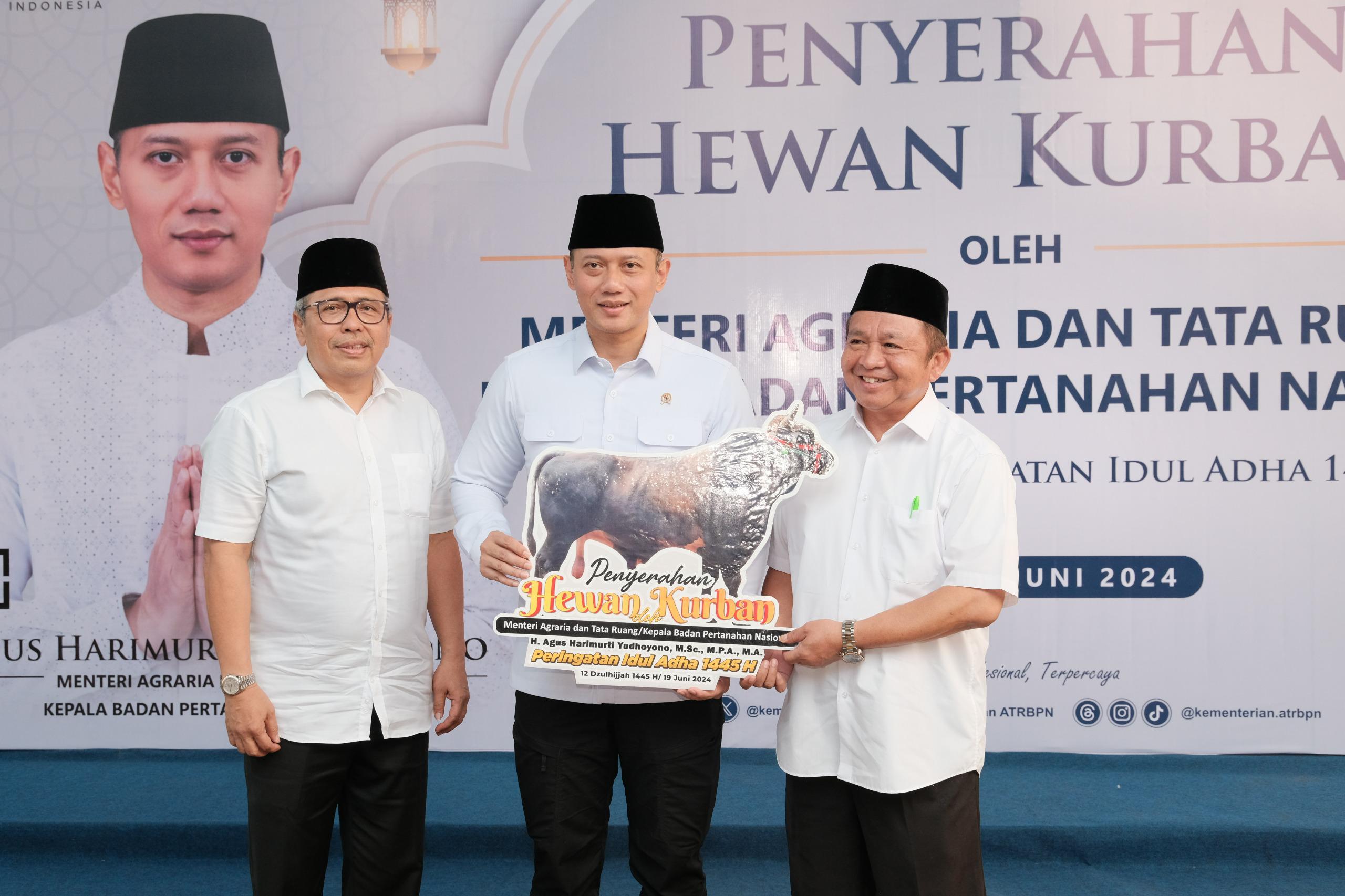 Menteri ATR/BPN Salurkan 72 Hewan Kurban: Semangat Berbagi di Hari Pertama Kerja Pasca Idul Adha