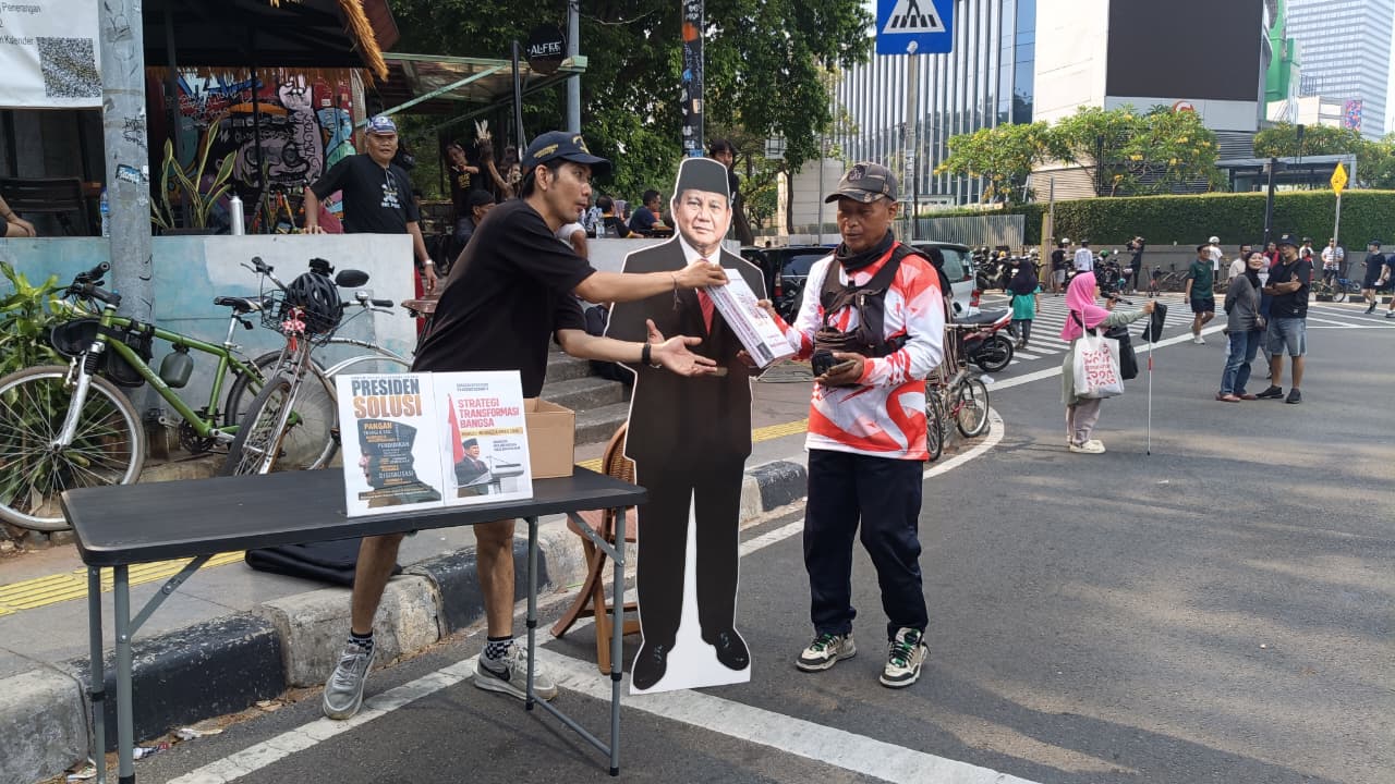 Buku Presiden Solusi Dibagikan Gratis di CFD, Warga Titip Pesan untuk Prabowo