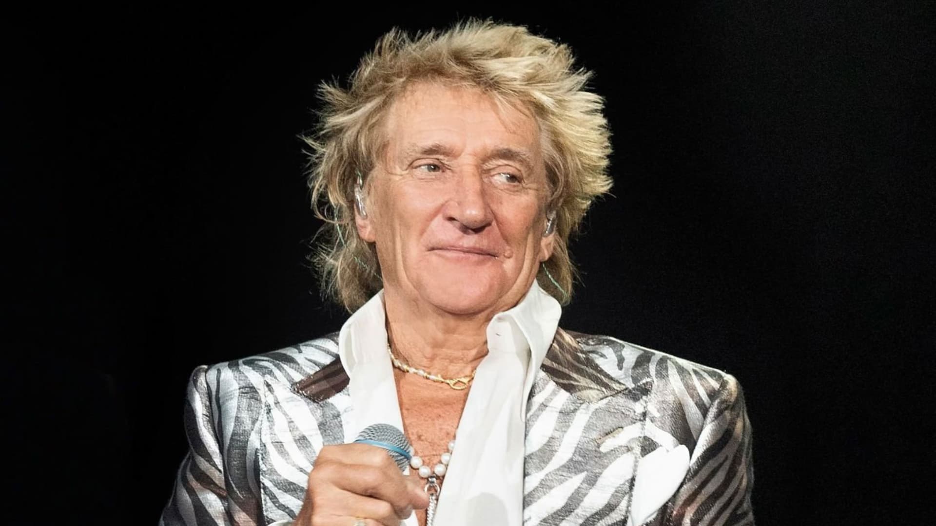 Terima Award, Rod Stewart Tercengang di Depan Anak-Anak