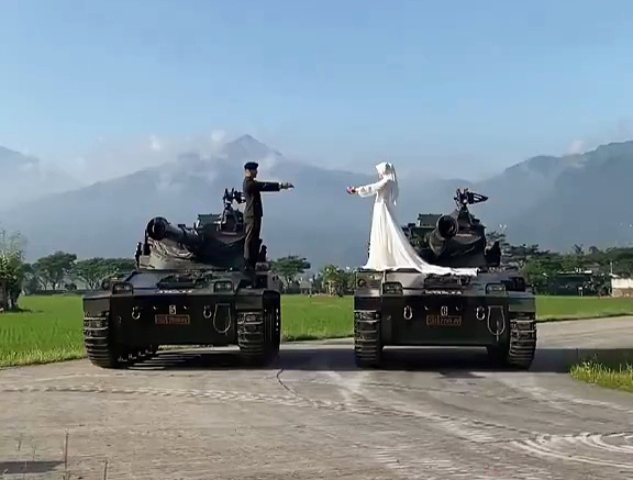 Viral Sepasang Kekasih Foto Prewedding di Atas Tank, TNI AD Beri Penjelasan