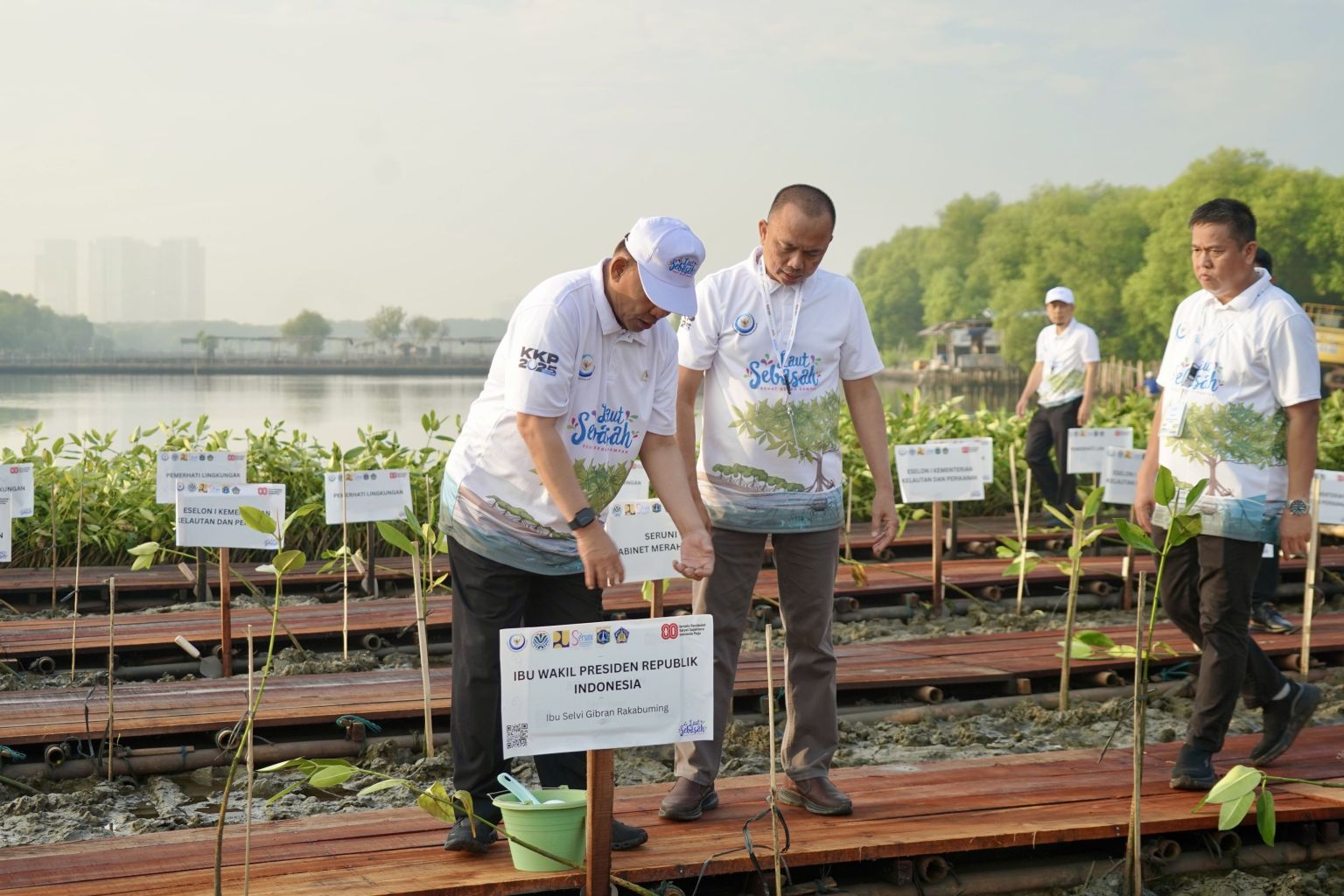 KKP Luncurkan Program Laut Sehat Bebas Sampah dan Bangun Konservasi Mangrove Nasional Seluas 5,6 Hektar 