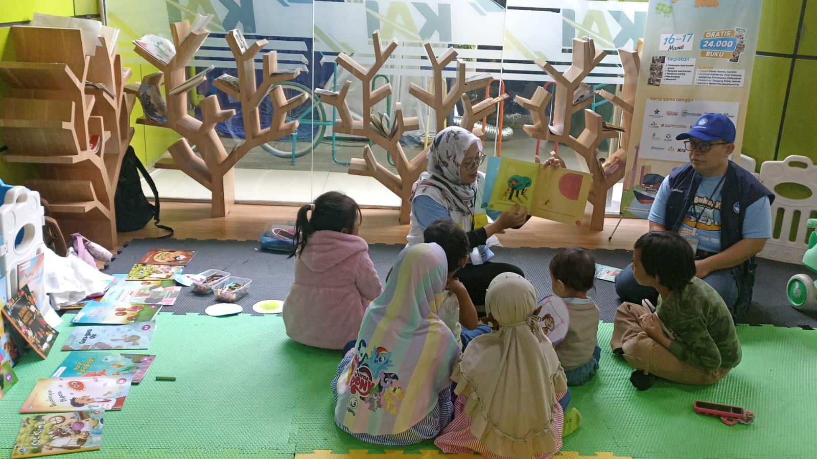 Kemendikdasmen Sebar Ribuan Buku Gratis di Stasiun, Ubah Mudik Jadi Petualangan Literasi