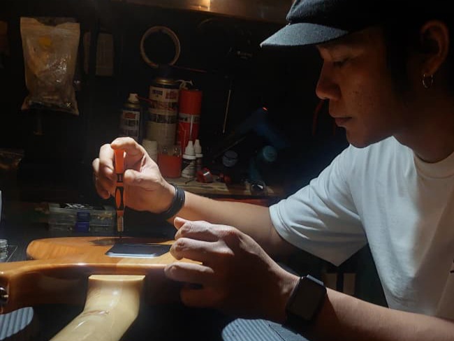 Ibenk, Satu Dekade Luthier Surabaya Merestorasi Ratusan Gitar