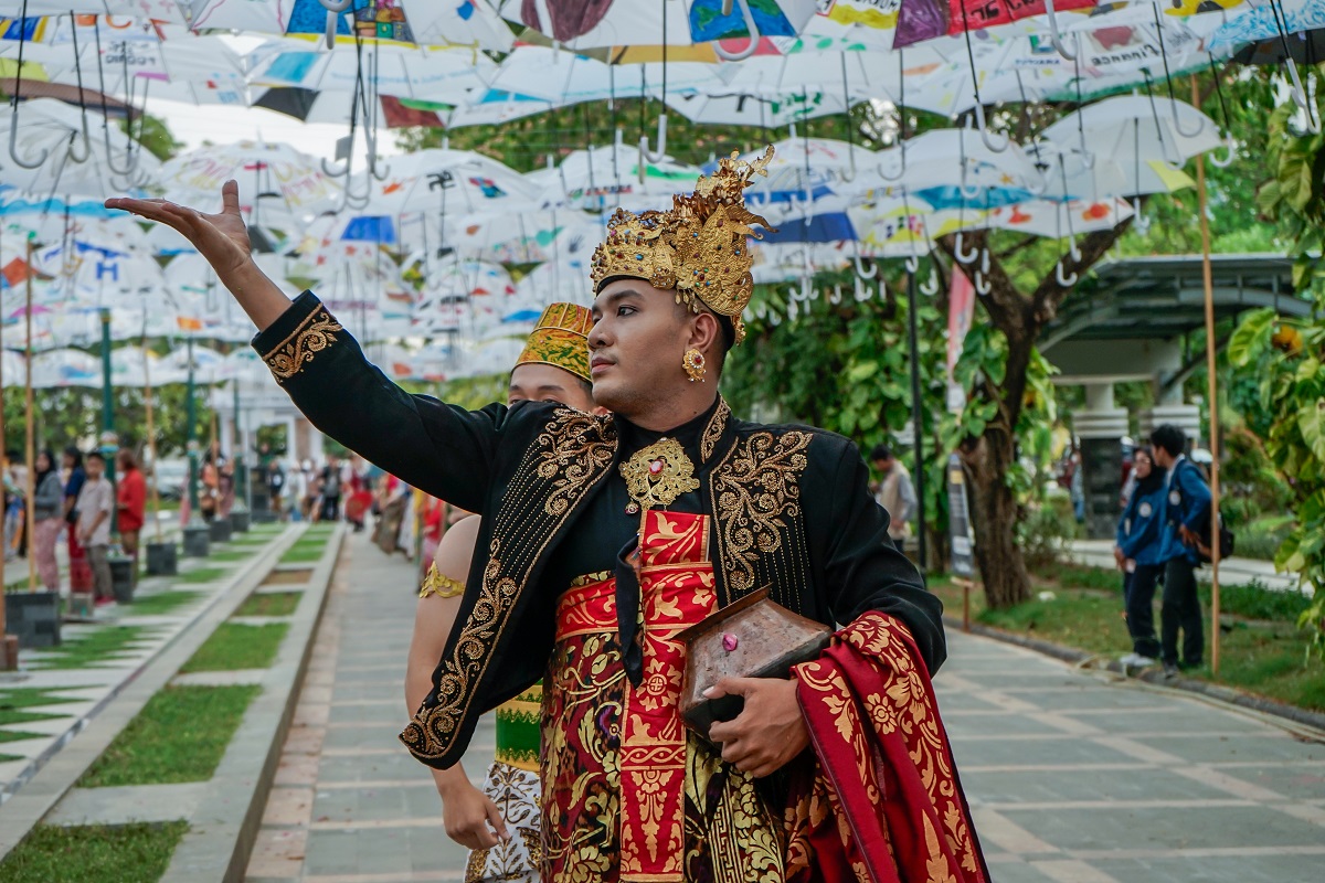 Memadukan Sejarah Kerajaan Indonesia dan Wastra dalam UNAIR Berkain