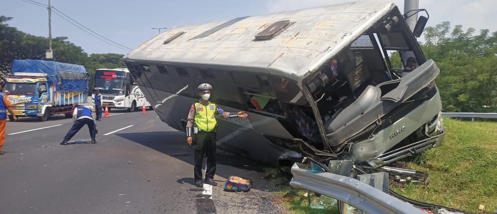 Hendak Jemput Keluarga di Juanda, Mobil Warga Malang Tertimpa Bus di Tol