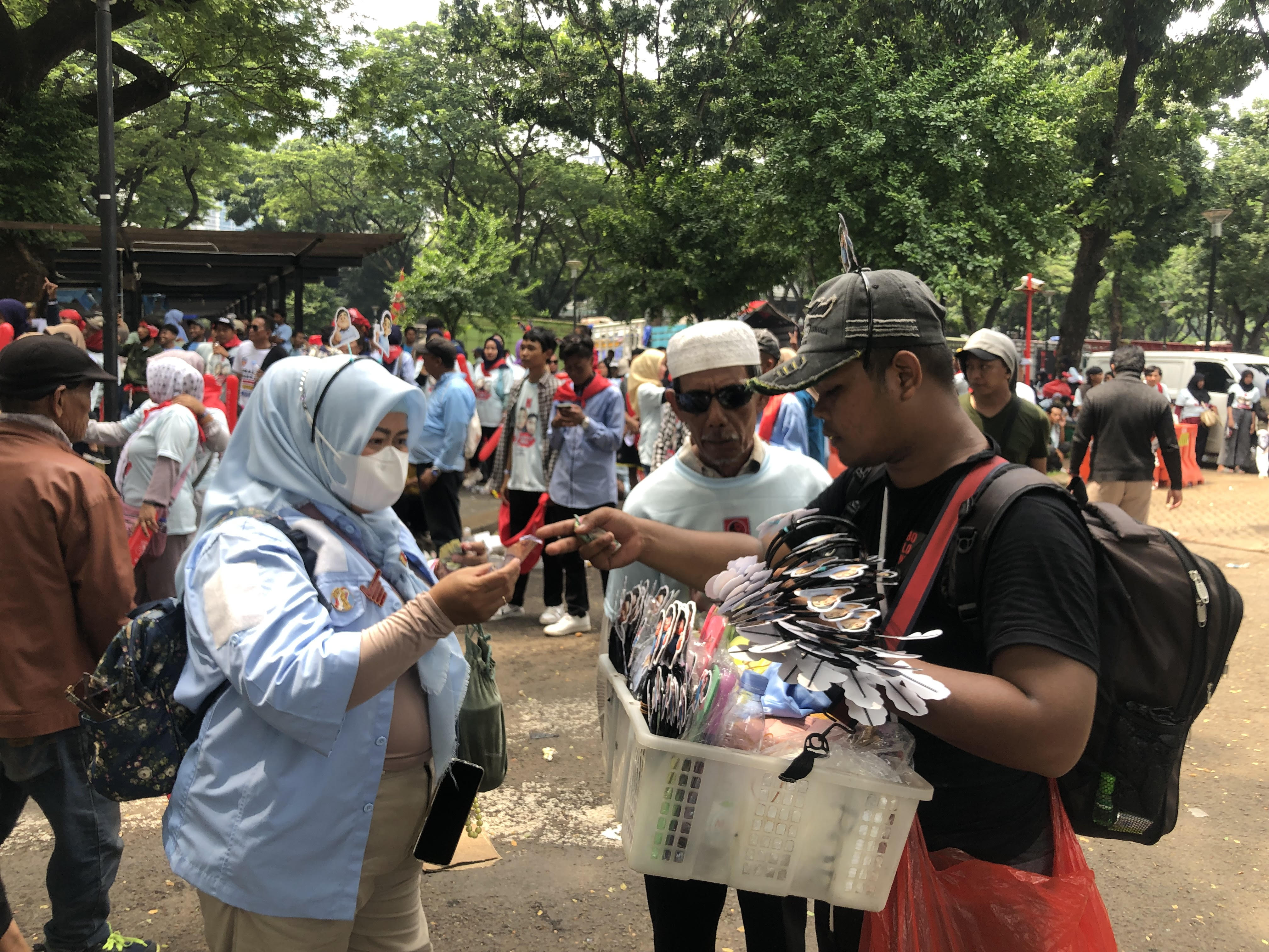 Laris Manis, Pedagang Bando Ini Raup Keuntungan Rp 3 Juta Sekali Jualan di Kampanye Akbar Prabowo-Gibran di GBK