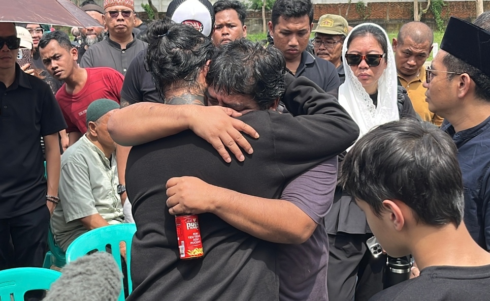 Isak Haru Iringi Pemakaman Lula Lahfah, Reza Arap: Mari Kita Kirim Doa Terbaik