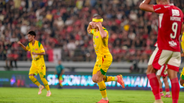 Perjuangan Striker Persebaya, Mihailo Perovic, Cetak Gol Meski Kepalanya Bocor