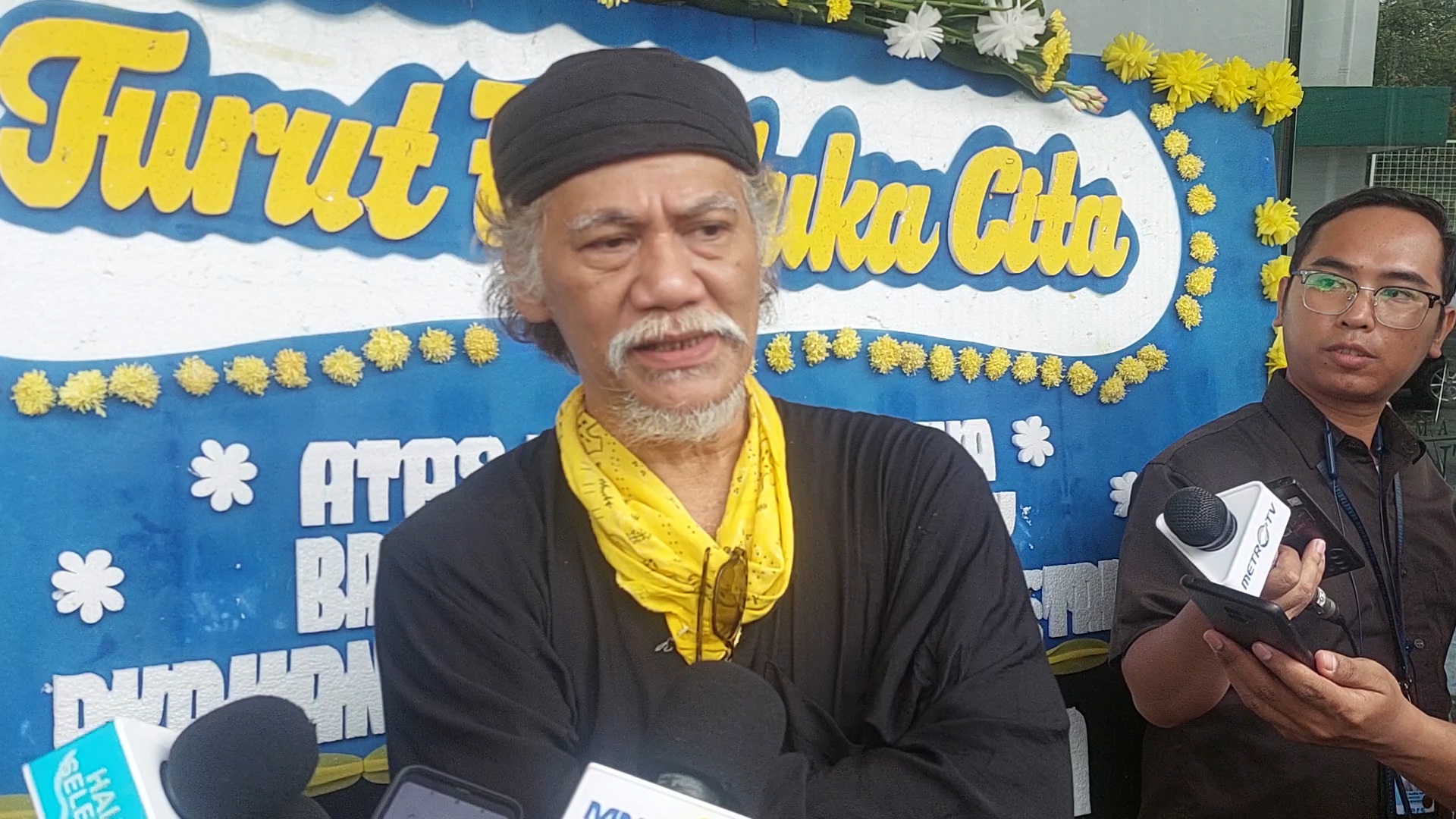 Tio Pakusadewo Kenang Kebaikan Ray Sahetapy, Bantu Modal Pernikahan Rp20 Juta dari Skenario