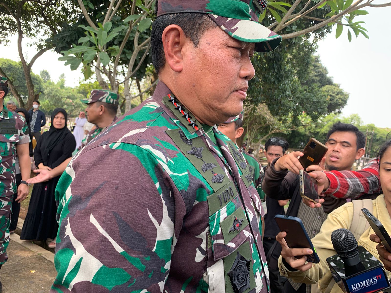 Hadiri Pemakaman Istri Moeldoko, Panglima TNI : Almarhumah Sangat Berjasa untuk Prajurit TNI Angkatan Darat 