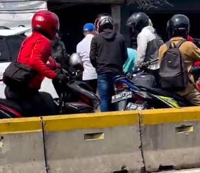 Terjebak Macet di Jalur Busway, Puluhan Pemotor Gotong Royong Bongkar Pembatas Jalan 