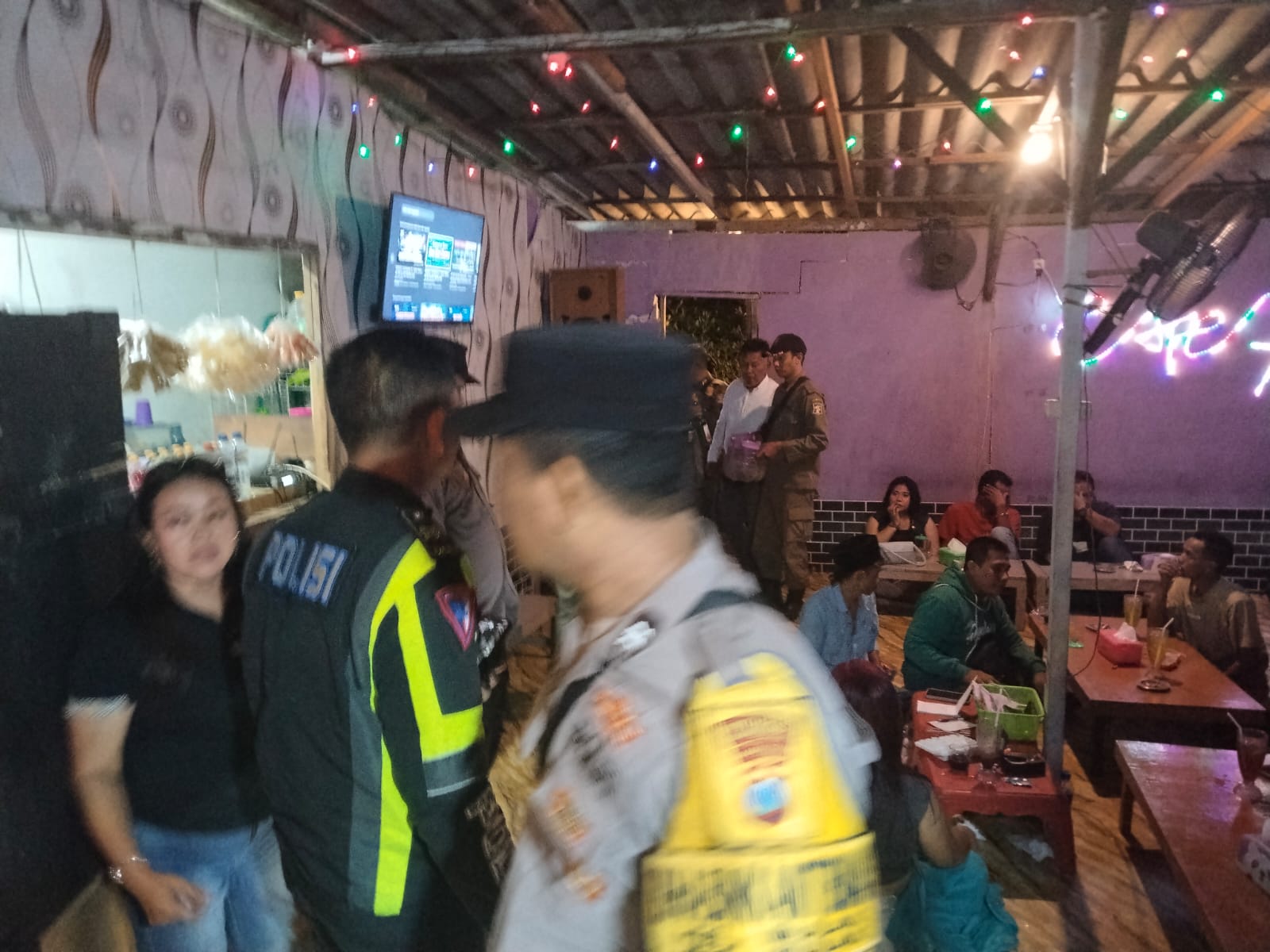 Polsek Kenjeran Amankan Belasan Botol Miras dari Dua Kafe