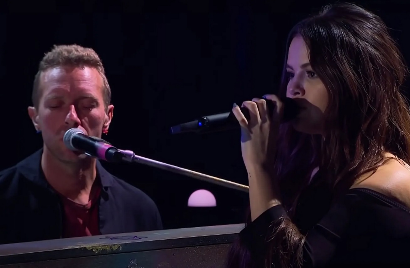 Kejutkan Fans, Selena Gomez Nongol di Konser Coldplay Bersama H.E.R di Pasadena
