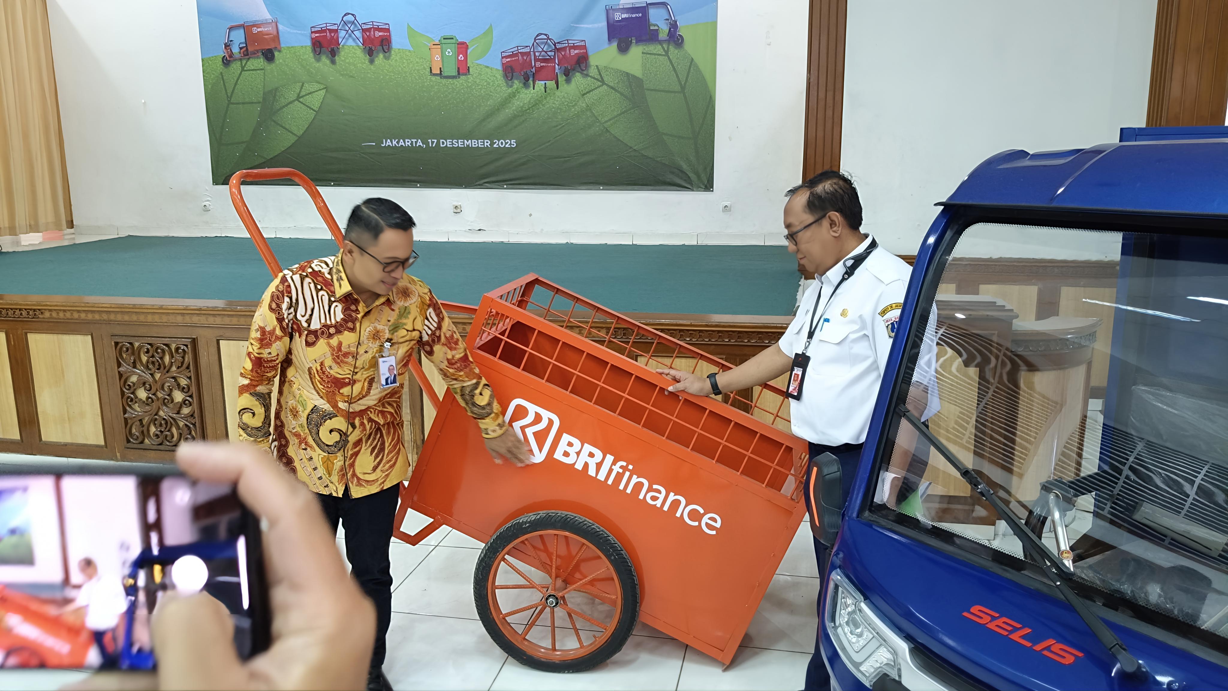 BRI Finance Sumbang Alat Bantu Pengelolaan Sampah ke Dinas LH DKI Jakarta, Ada Gerobak dan Motor Listrik