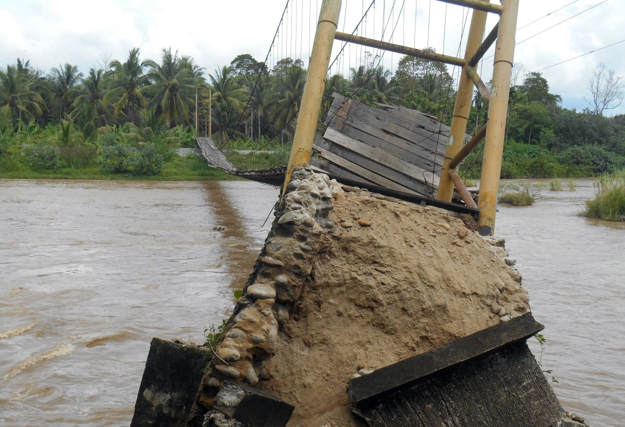 Jembatan Penghubung 2 Desa di Kabupaten Lebak Putus, Aktivitas Warga Terganggu