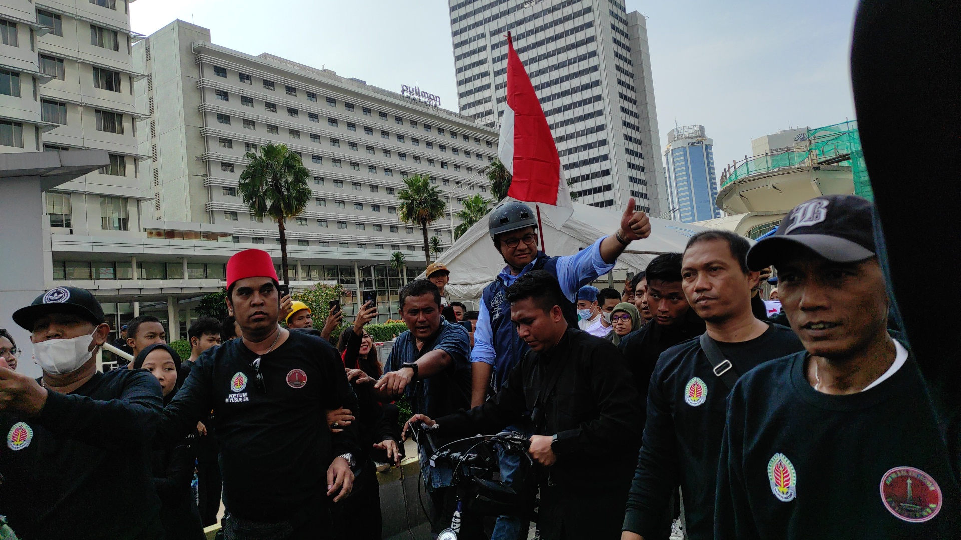 Anies Disambut Warga di Bundaran HI : Kasih Pak Anies Jalan ke Istana