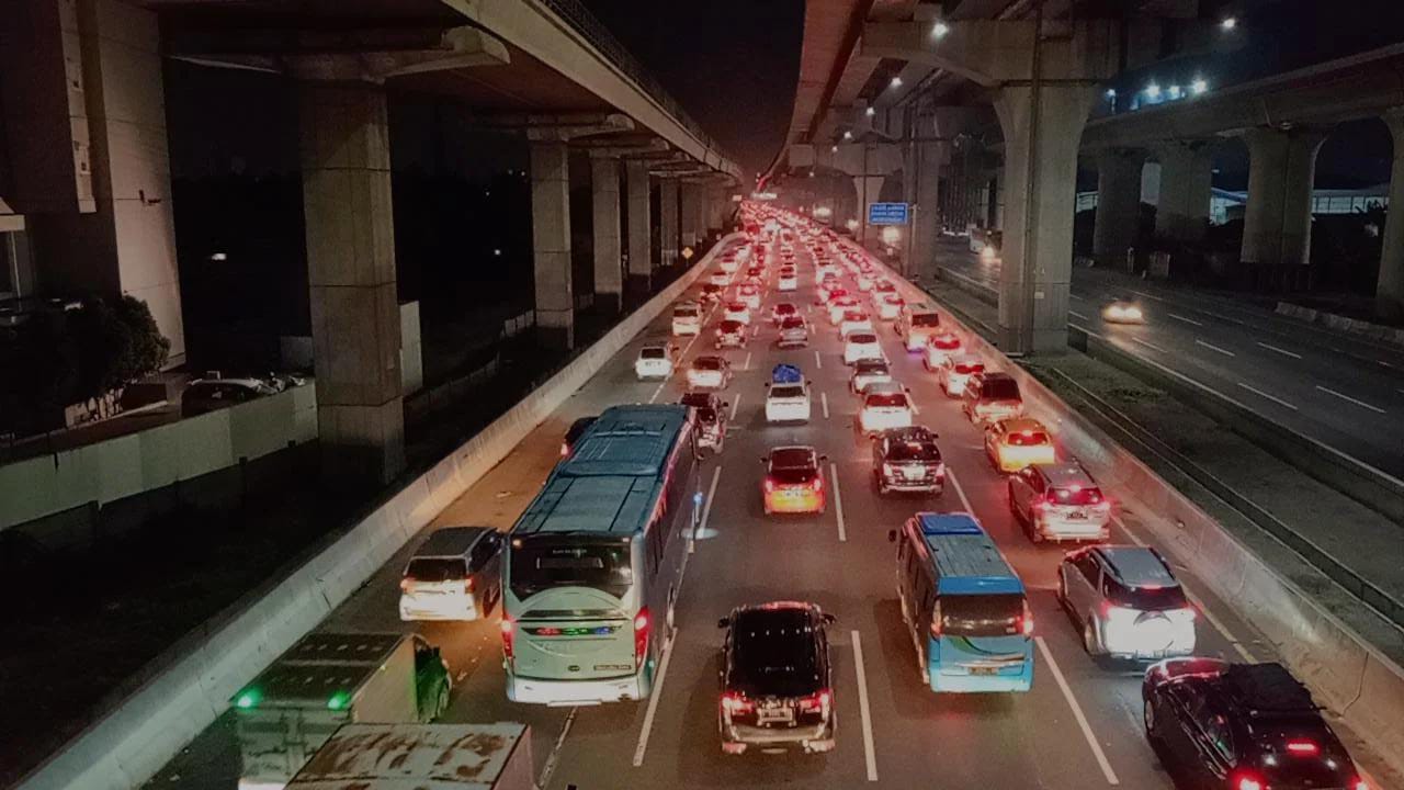 Cikampek Padat, Mulai Pukul Segini Jasamarga Berlakukan Contraflow dari KM 47-KM 61 di Tol Jakarta-Cikampek