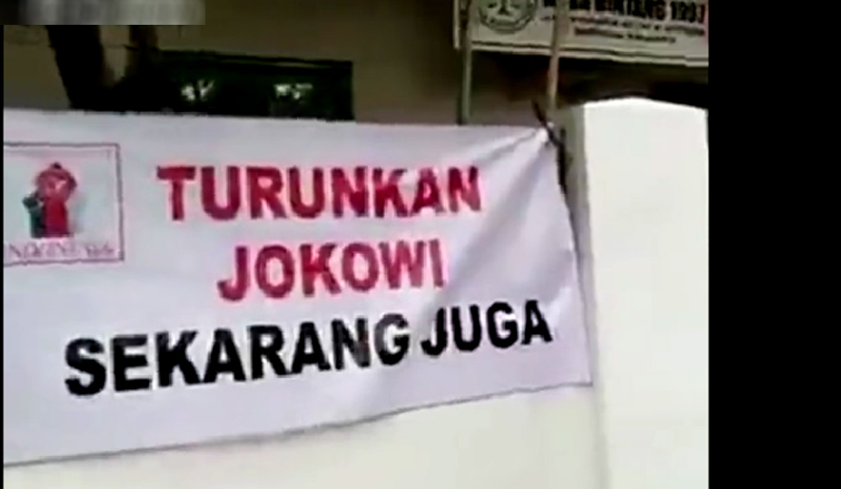 Spanduk Turunkan Jokowi Beredar di Kampung Halamannya, Netizen: Banteng Mulai Marah