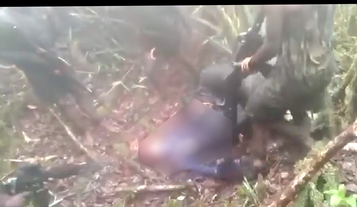 Aksi KKB Papua Aniaya Sosok yang Disebut Anggota Brimob Beredar, Sebby Sambom: Kami Tembak 2 Anggota Pasukan