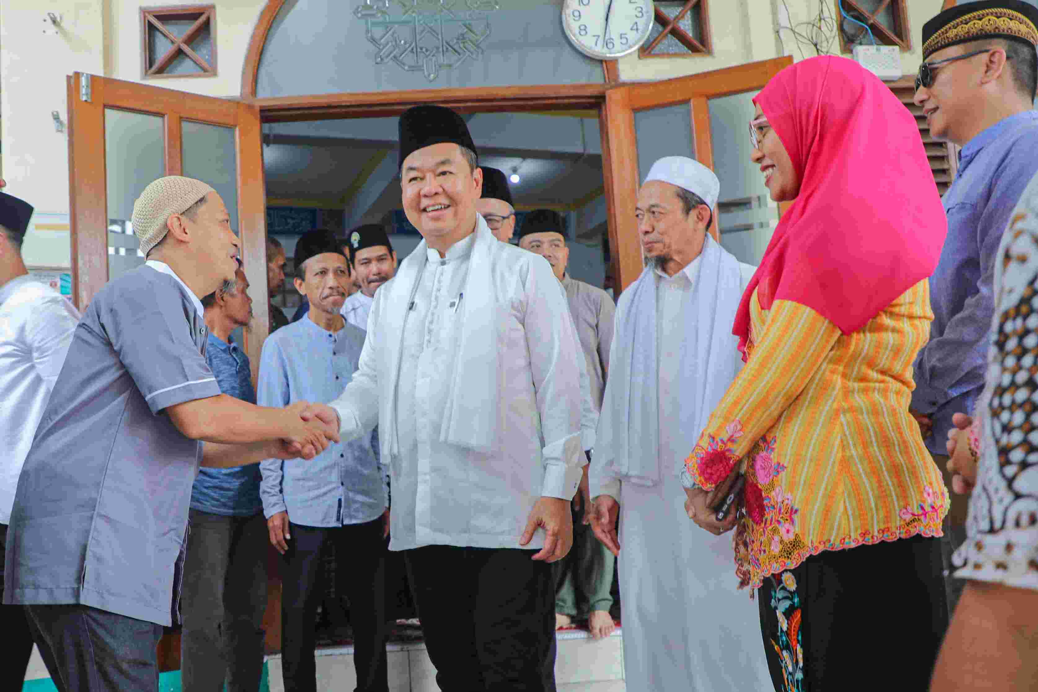 Pj Gubernur Salat Jumat di Masjid Al Barokah Kebon Kacang, Jalin Silaturahmi dengan Warga