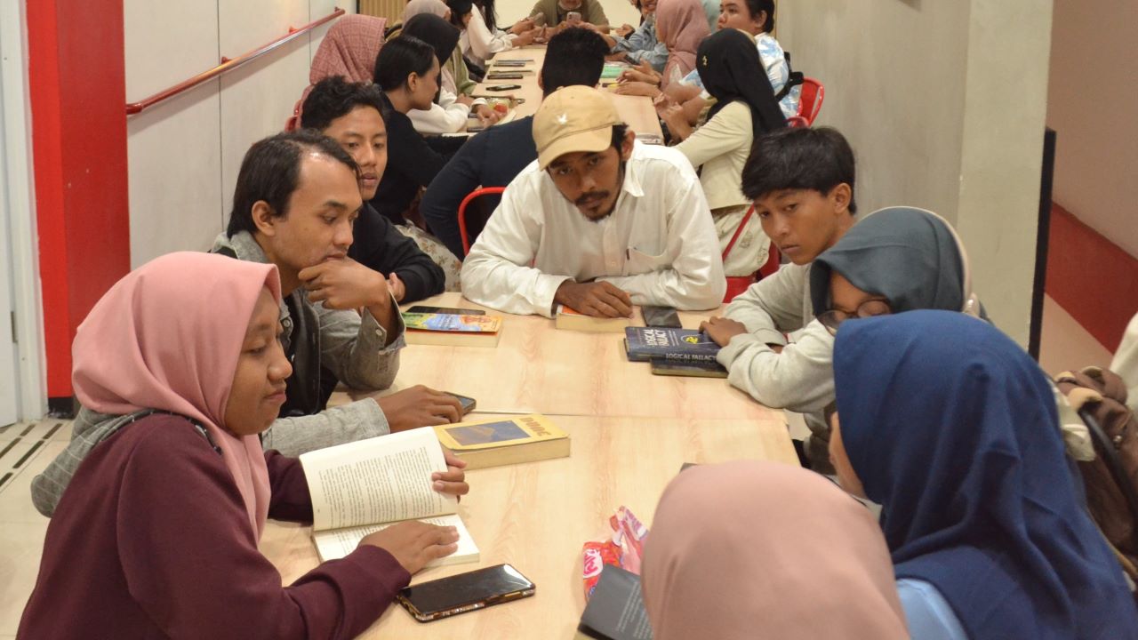 Ngabubookread ala Surabaya Book Party: Silent Reading, Lalu Bahas Buku dalam Kelompok