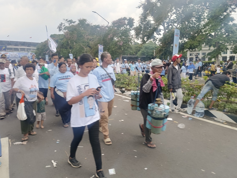 Massa Kampanye Akbar Prabowo-Gibran Mulai Tinggalkan GBK