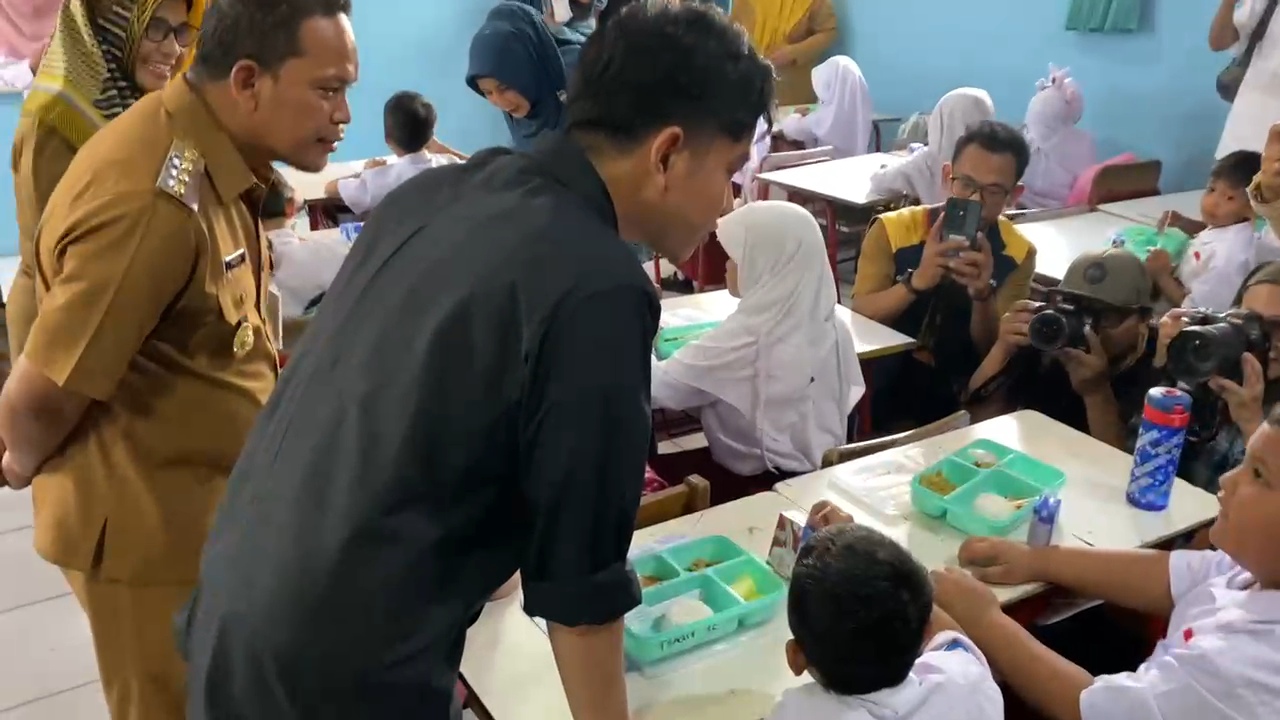  Gibran Uji Program Makan Bergizi Gratis di Tangerang dengan Harga Menu Rp15 Ribu, Dapat Apa Aja?