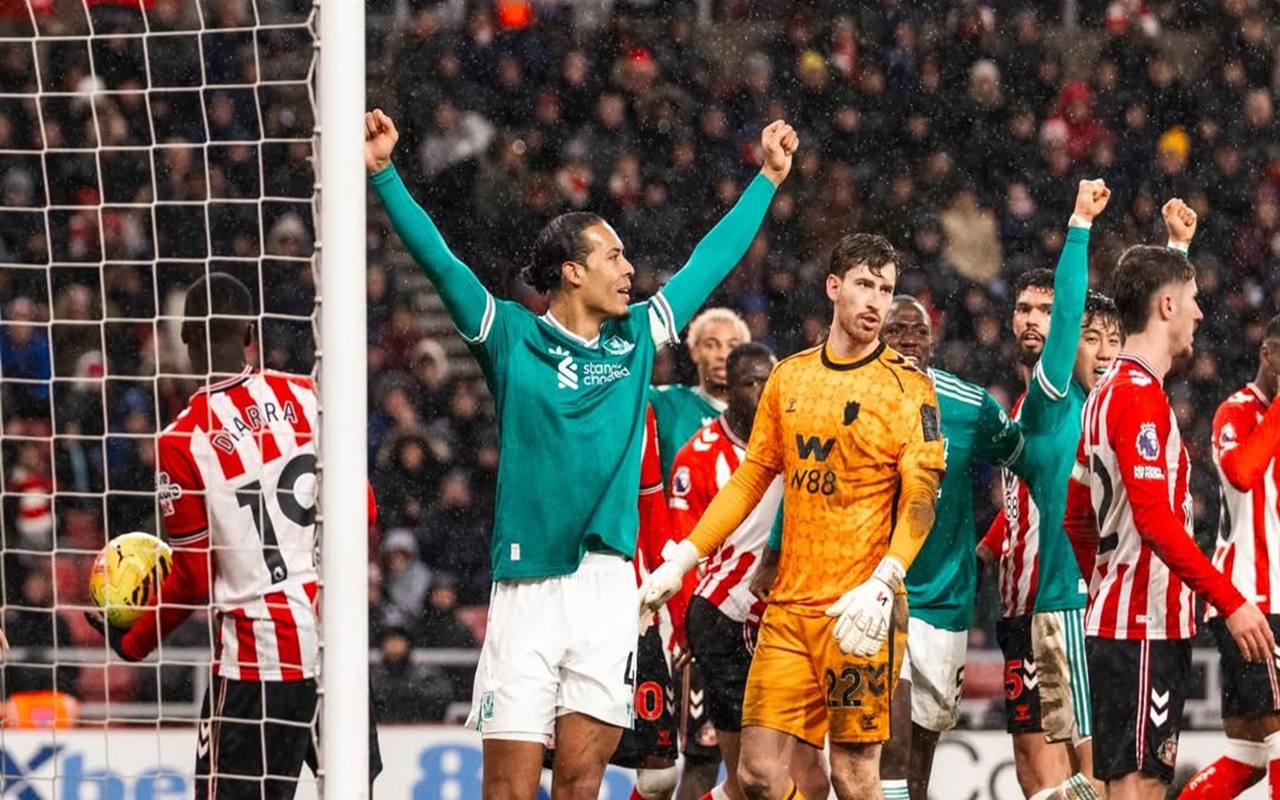 Rekor Baru! Gol Van Dijk Bawa Liverpool Tekan Chelsea dan MU, Arne Slot Lega