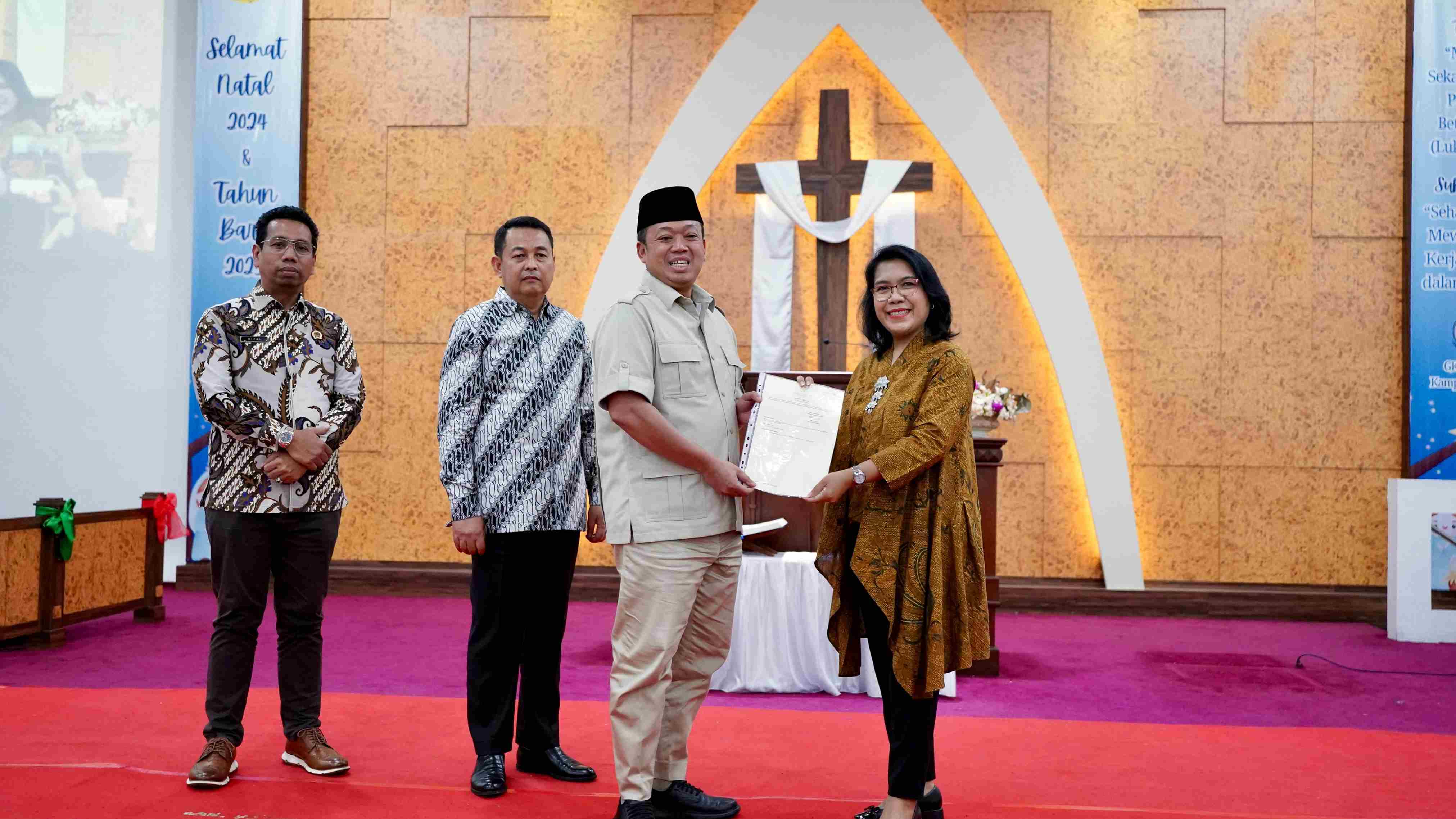 Pastikan Kenyamanan Beribadah Natal, Nusron Wahid Serahkan Sertipikat Tanah Gereja di Jaktim