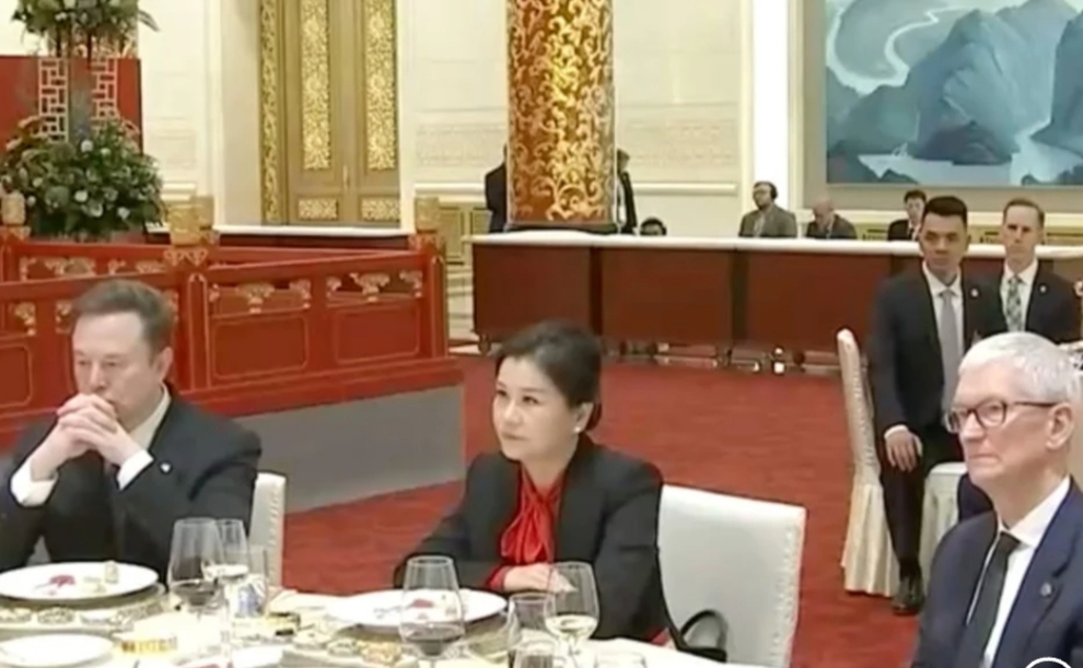 Xi Jinping Tunjuk Zhou Qunfei, Perempuan Ikon Teknologi Raksasa China yang Diapit Elon Musk dan Tim Cook