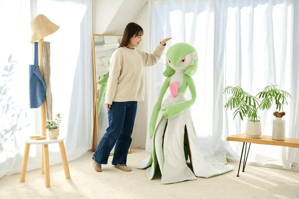 Pokemon Center Rilis Boneka Gardevoir Berukuran Asli