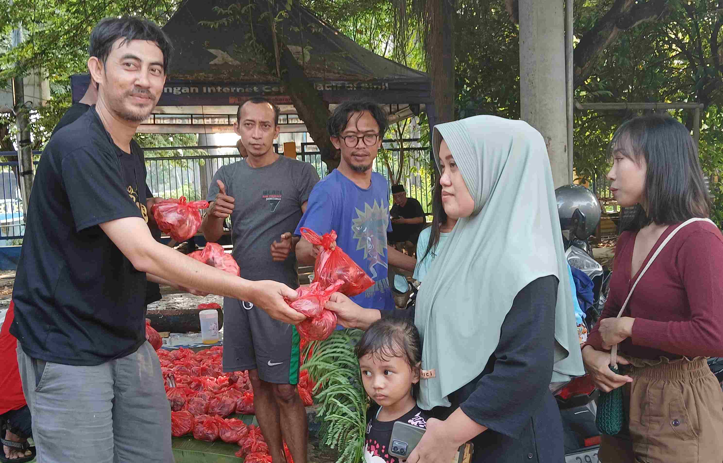 Jurnalis Jakarta Utara Bagikan 250 Paket Daging Kurban ke Warga di Sekitar Ancol