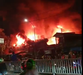 Detik-detik Rumah di Kawasan Pasar Gembrong Jaktim Terbakar Hebat, Kobaran Api Membubung Tinggi 