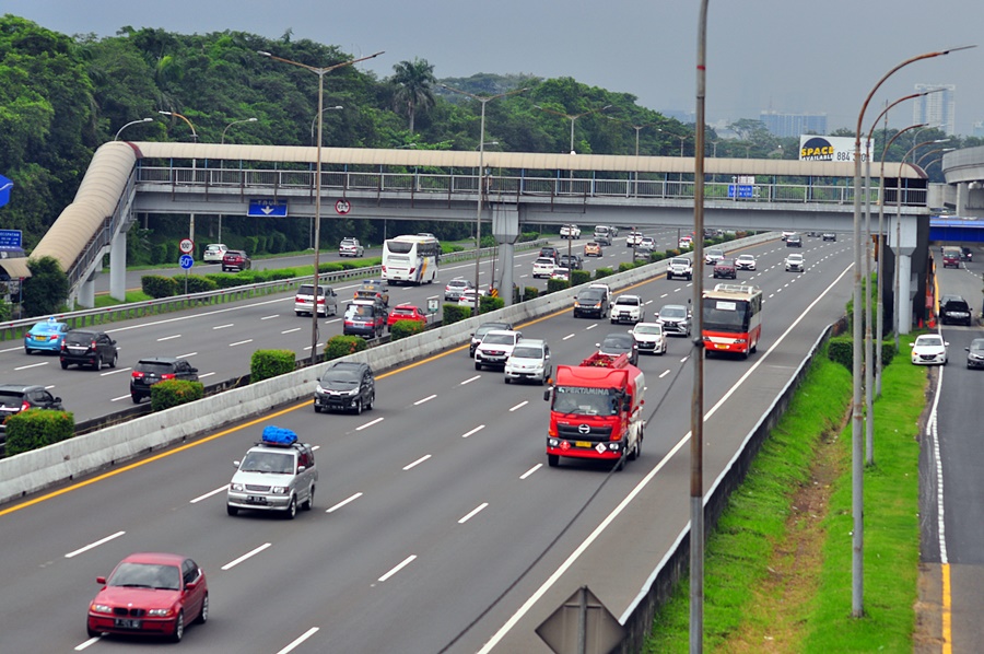 Korlantas Polri Kembali Terapkan Contraflow di Tol Jakarta - Cikampek KM 36 Sampai KM 70 hingga Pukul 24.00