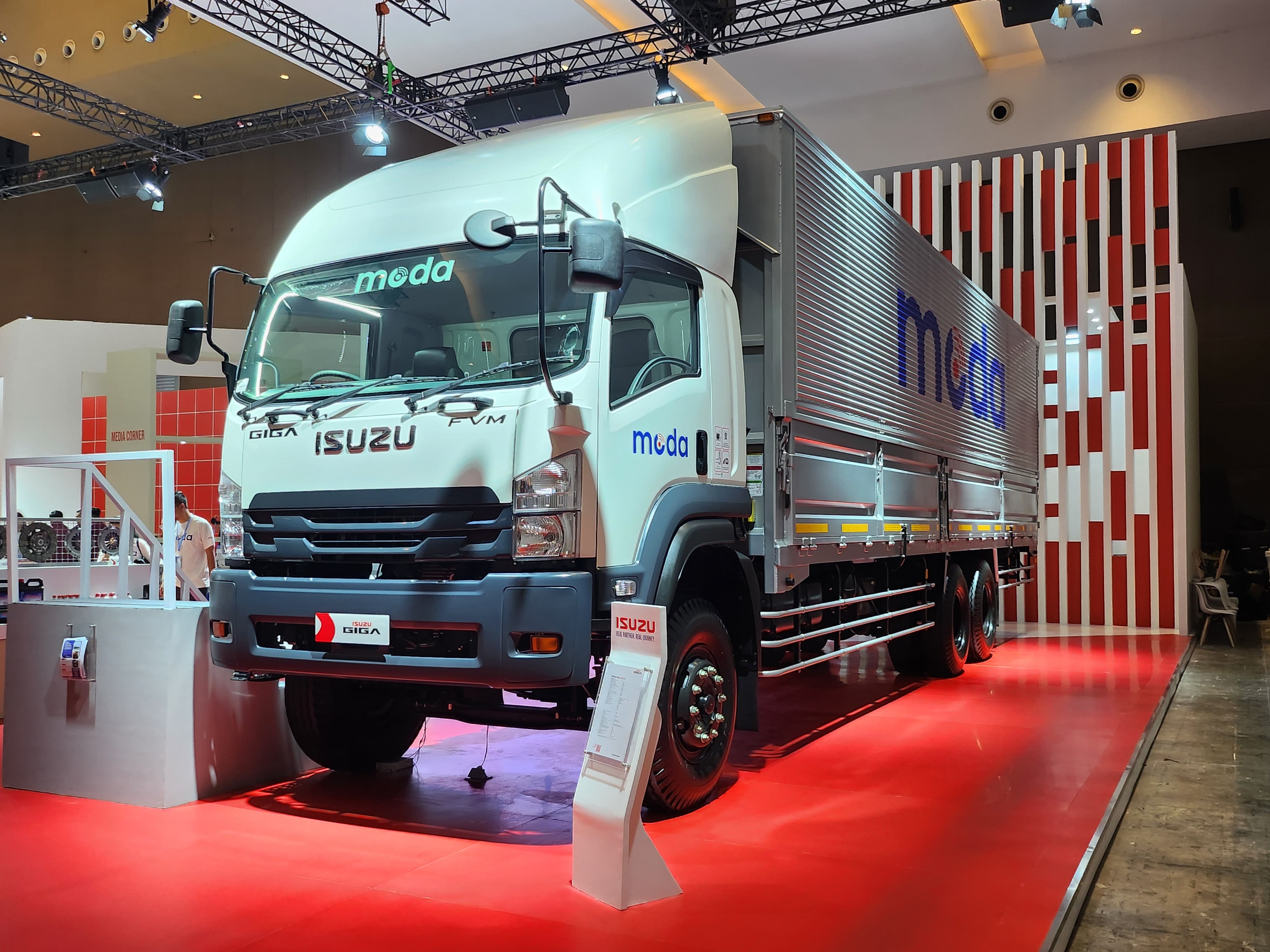 Isuzu x MODA, Hadirkan Isuzu GIGA FVM di GIICOMVEC 2026