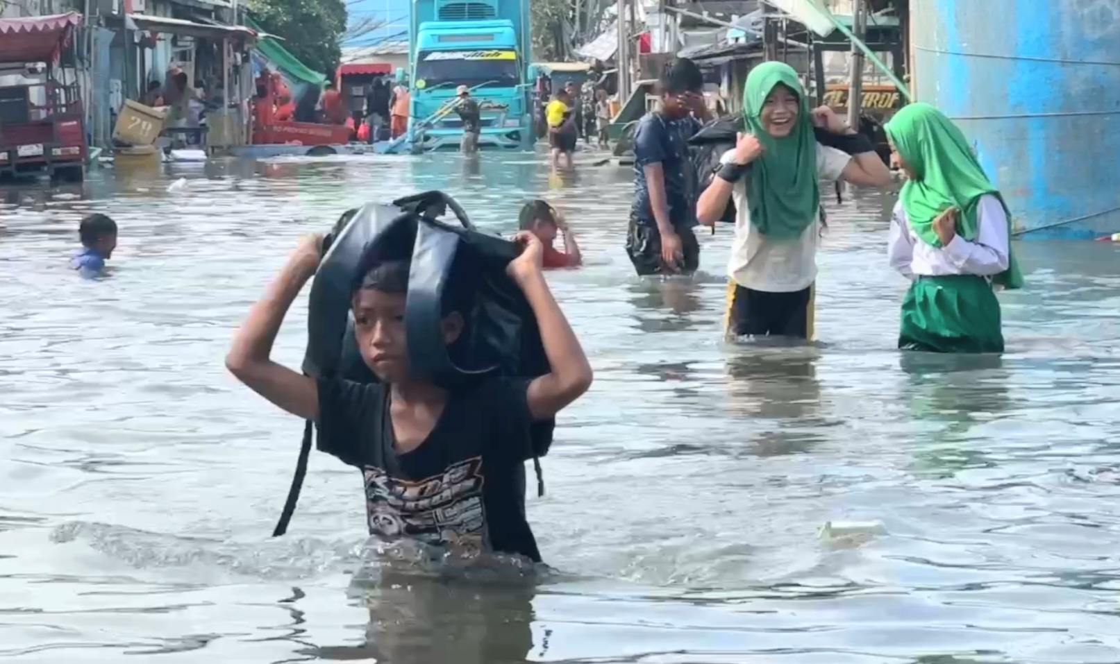 5 Hari Diterjang Banjir Rob, Anak-anak di Muara Angke Mulai Terserang Diare dan Gatal-gatal