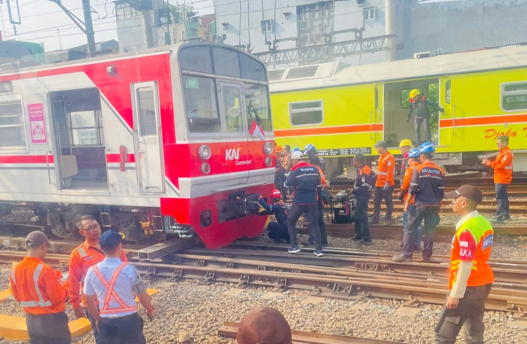 KRL Bogor-Jakarta Kota Anjlok, Seluruh Jalur Kacau, Penumpang Numpuk di Tiap Stasiun