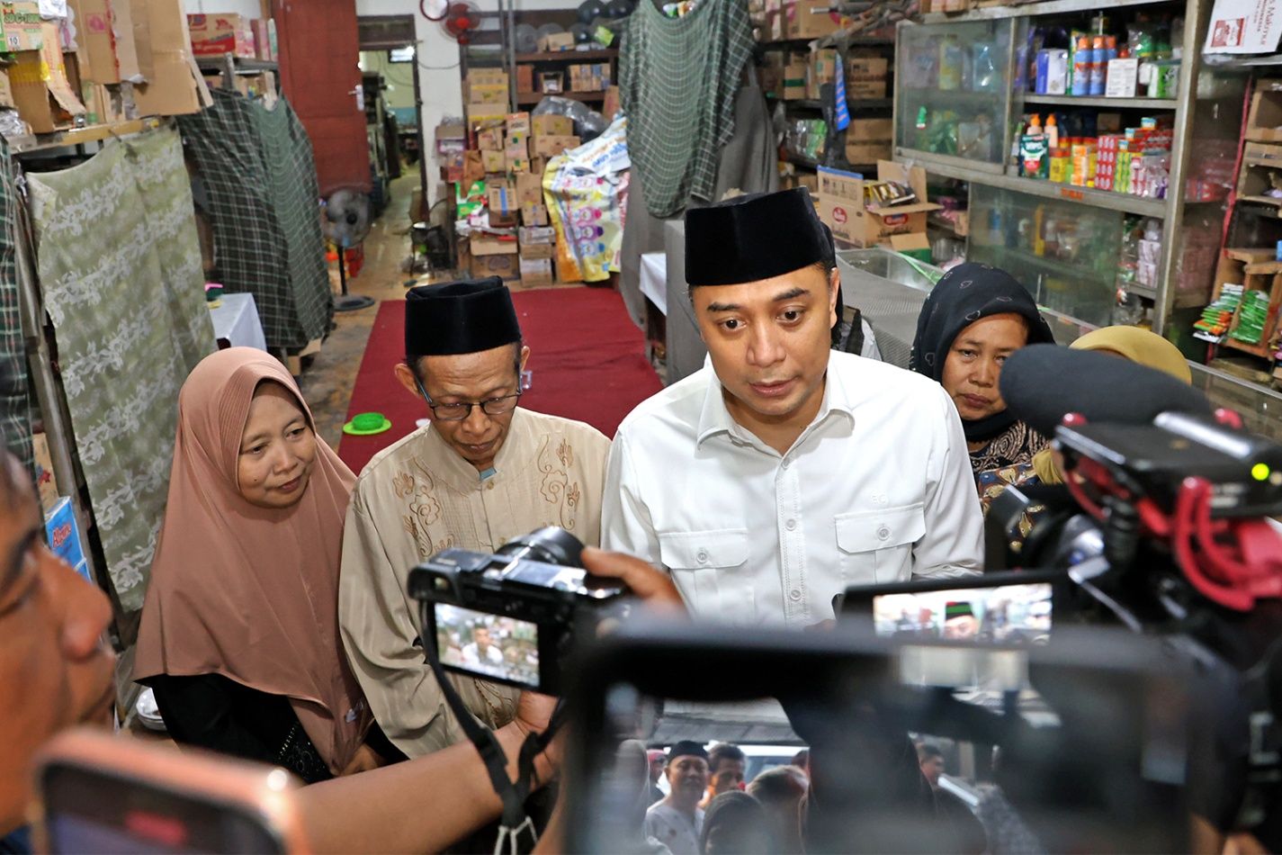 Eri Cahyadi Beri Bantuan Tangan Palsu untuk Nur Ahmad, Korban Selamat dari Reruntuhan Ponpes Al-Khoziny