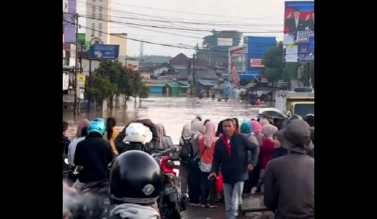 Banjir Bandung Rendam Ratusan Rumah Warga, Ketinggian Air Hingga 2 Meter