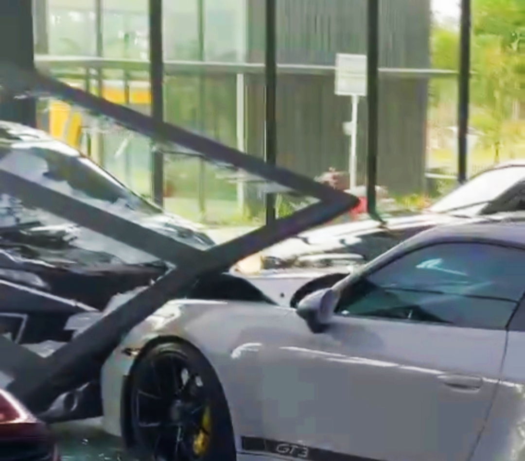 Kerugian Pemilik Showroom yang Porsche 911 GT3 Ditabrak Xpander 
