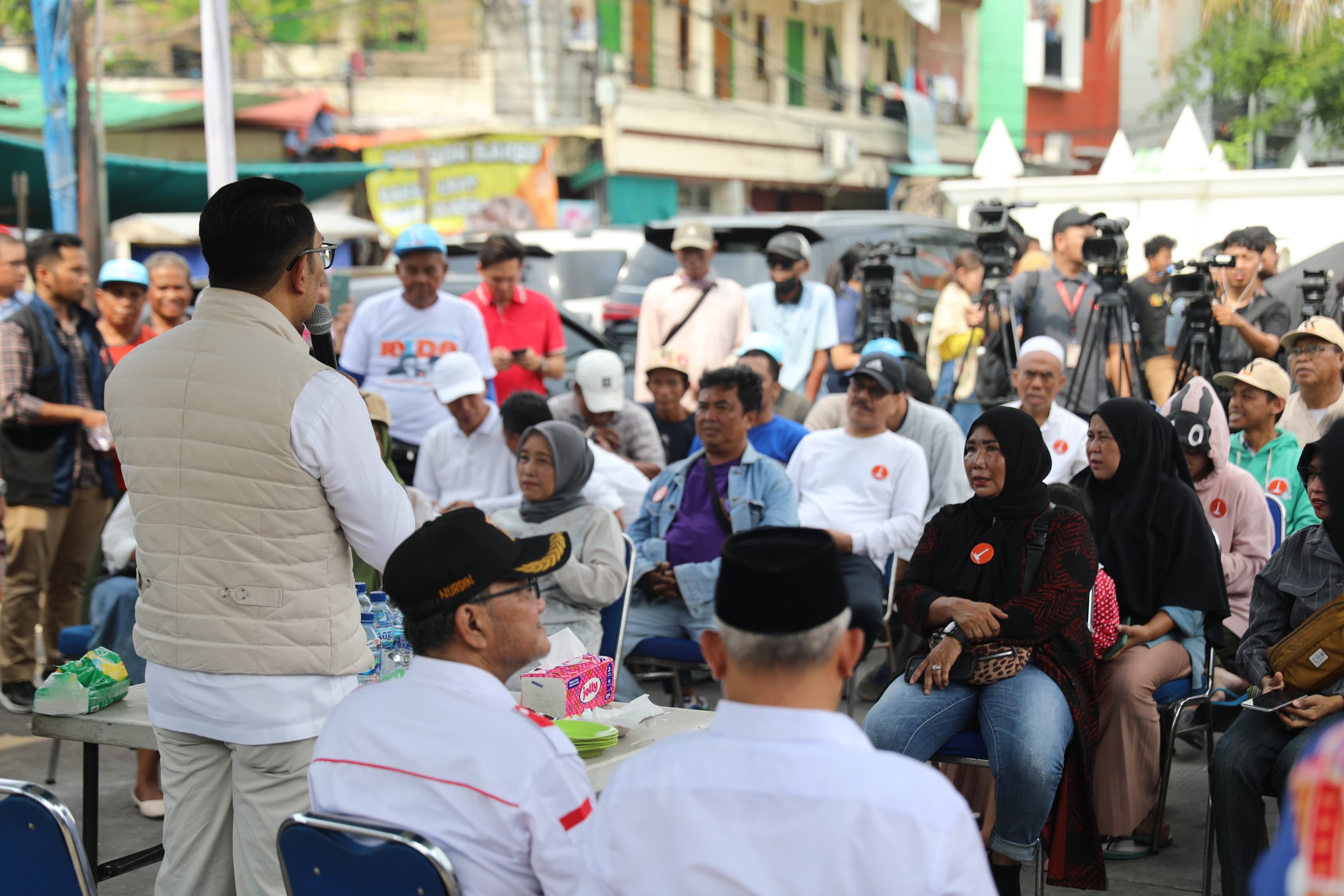 Ziarah Ke Makam Habib Husein bin Abubakar dan Blusukan, Warga Minta RK Buatkan RSUD